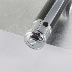 stylo bille D-Initial noir brillant Dupont – détail bague gravée
