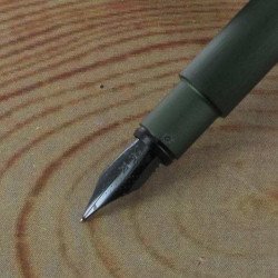 Stylo Plume Moyenne Faber Castell® "NEO" Acier Vert Mat
