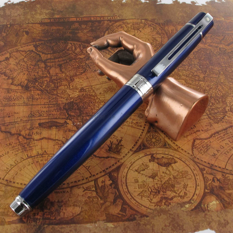 Stylo Plume Moyenne Sheaffer® "Serie 300" Laque bleue et Chrome Stylo Plume Moyenne Sheaffer® "Serie 300" Laque bleue et Chrome