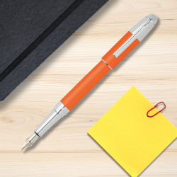 Stylo plume Festina orange et argent en ambiance bureau.