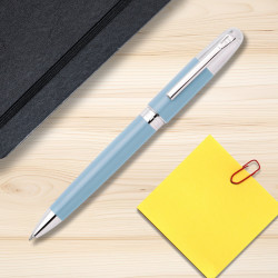 Stylo bille Festina bleu clair en ambiance bureau