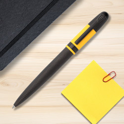 Stylo bille Festina Black Edition jaune et noir en ambiance bureau
