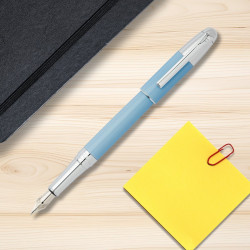 Stylo plume Festina bleu clair et chrome sur un bureau