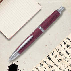 Pilot Capless Wooden rouge – stylo plume en ambiance
