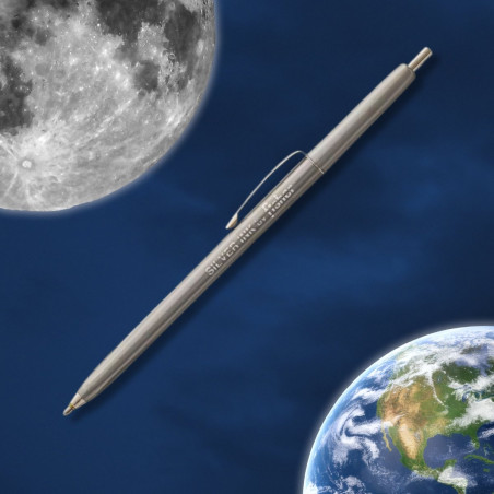 Fisher Space Pen argenté entre lune et terre