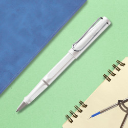 Roller LAMY Safari blanc posé sur un bureau avec carnet