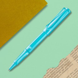 Stylo roller LAMY Safari Aqua Sky turquoise en mise en scène