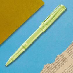 Stylo roller LAMY Safari Spring Green en ambiance