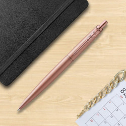 Parker Jotter rose en situation sur un bureau