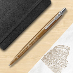 Stylo bille Parker Jotter Rome posé près d’un carnet avec dessin du Colisée