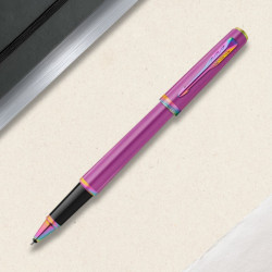 Stylo roller Parker Meridian fuchsia présenté sur un fond clair.