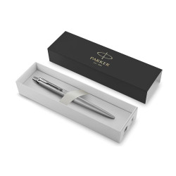 Stylo bille Parker Jotter finition acier présenté dans son coffret Parker.