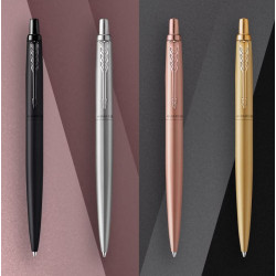 Présentation de quatre finitions de stylos bille Parker Jotter, dont le modèle acier.