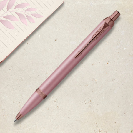 Parker IM Touche Finale mauve rose – mise en scène