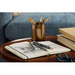 Collection Parker IM Touche Finale bleu ardoise présentée sur un carnet