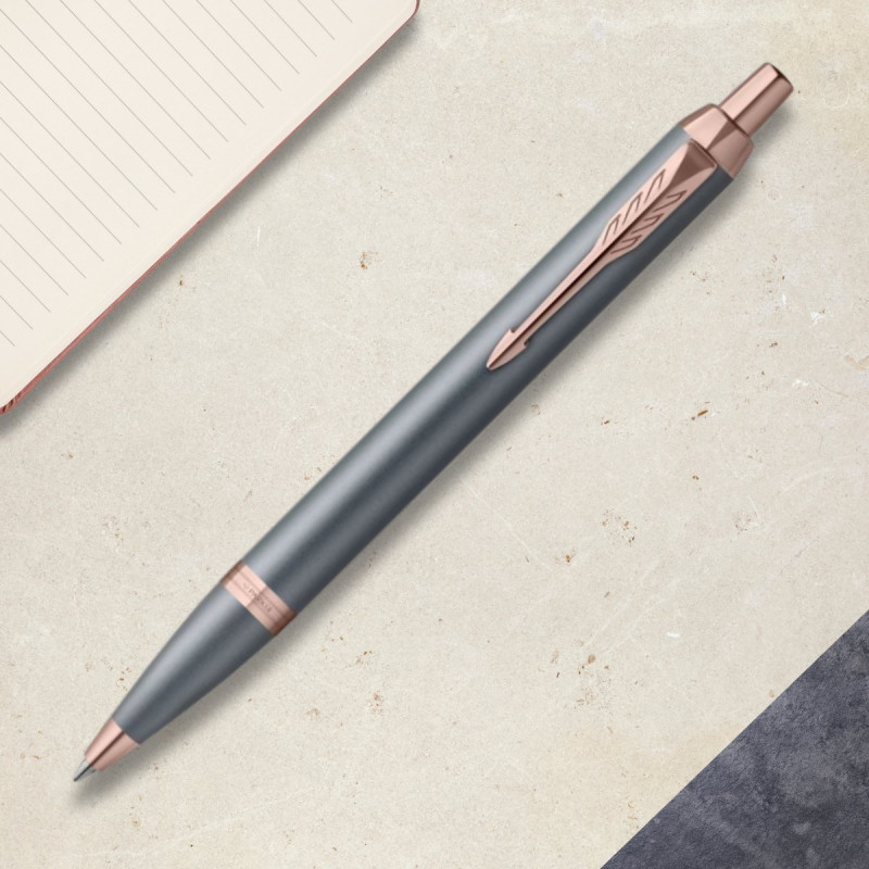 Stylo bille Parker IM Touche Finale bleu ardoise posé sur un bureau