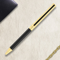 Stylo-bille S.T. Dupont Classique noir et doré en situation