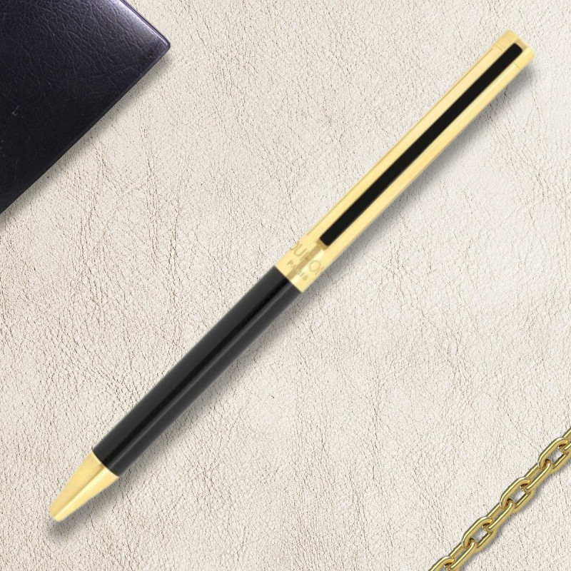 Stylo-bille S.T. Dupont Classique noir et doré en situation